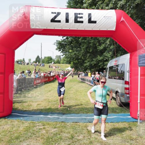 21.06.2025 - 27. Vierlanden-Triathlon MichiJ http://msf.ph/oto/8021020 15.06.2026 11:36:26 Ziel 247, 472 meine-sportfotos.de