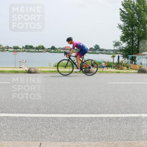 21.06.2025 - 27. Vierlanden-Triathlon H.Heesch http://msf.ph/oto/8021024 15.06.2025 12:04:29 Radfahren 725, 833, 904 meine-sportfotos.de
