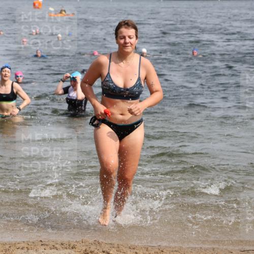 15.06.2025 - 27. Vierlanden-Triathlon Lena Gebhardt http://msf.ph/oto/8021030 15.06.2025 10:18:14 Schwimmen 515, 535, 550, 568, 586, 629 meine-sportfotos.de