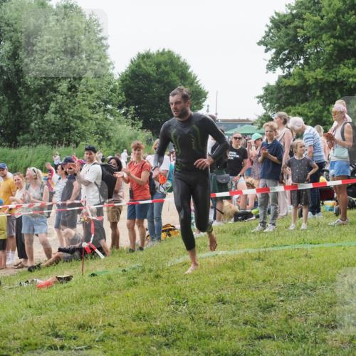 15.06.2025 - 27. Vierlanden-Triathlon KatJ http://msf.ph/oto/8021032 15.06.2025 10:51:09 Schwimmen 775 meine-sportfotos.de