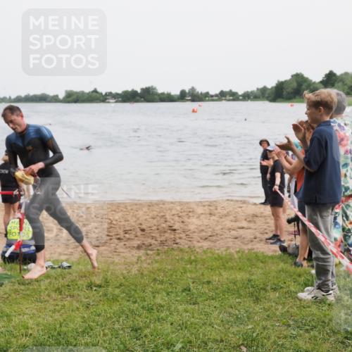 21.06.2025 - 27. Vierlanden-Triathlon MichiJ http://msf.ph/oto/8021046 15.06.2026 10:50:42 Schwimmen 753, 767 meine-sportfotos.de