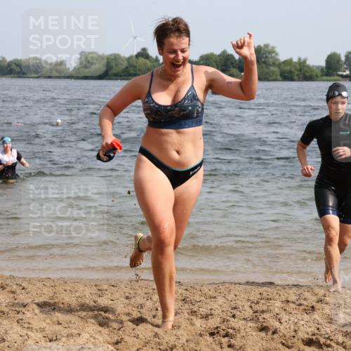 15.06.2025 - 27. Vierlanden-Triathlon Lena Gebhardt http://msf.ph/oto/8021047 15.06.2025 10:18:16 Schwimmen 495, 535, 568, 586 meine-sportfotos.de