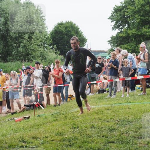 15.06.2025 - 27. Vierlanden-Triathlon KatJ http://msf.ph/oto/8021049 15.06.2025 10:51:09 Schwimmen 775 meine-sportfotos.de