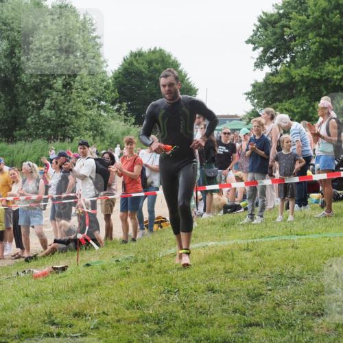 15.06.2025 - 27. Vierlanden-Triathlon KatJ http://msf.ph/oto/8021069 15.06.2025 10:51:09 Schwimmen 775 meine-sportfotos.de