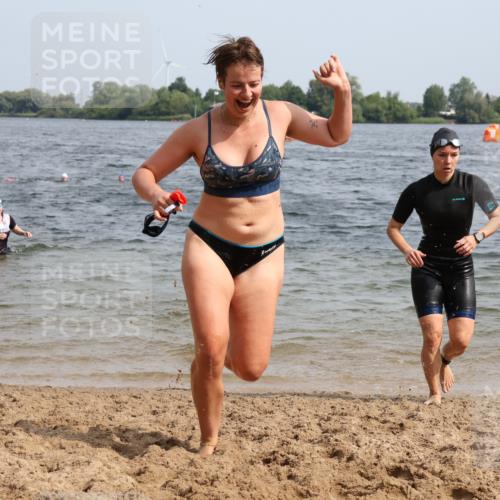 15.06.2025 - 27. Vierlanden-Triathlon Lena Gebhardt http://msf.ph/oto/8021071 15.06.2025 10:18:16 Schwimmen 495, 535, 568, 586 meine-sportfotos.de