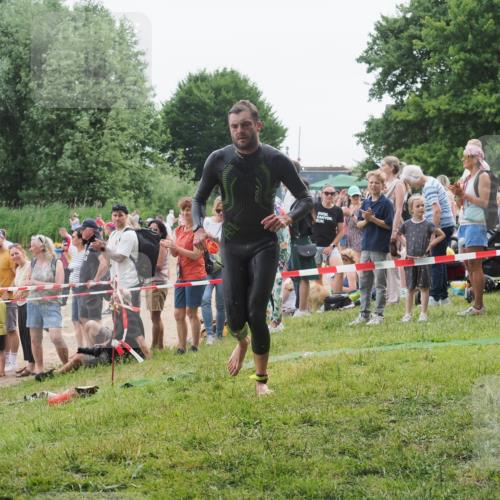 15.06.2025 - 27. Vierlanden-Triathlon KatJ http://msf.ph/oto/8021076 15.06.2025 10:51:09 Schwimmen 775 meine-sportfotos.de