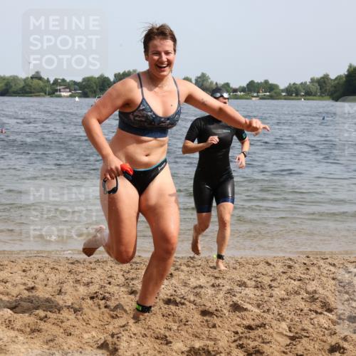 15.06.2025 - 27. Vierlanden-Triathlon Lena Gebhardt http://msf.ph/oto/8021087 15.06.2025 10:18:16 Schwimmen 495, 535, 568, 586 meine-sportfotos.de