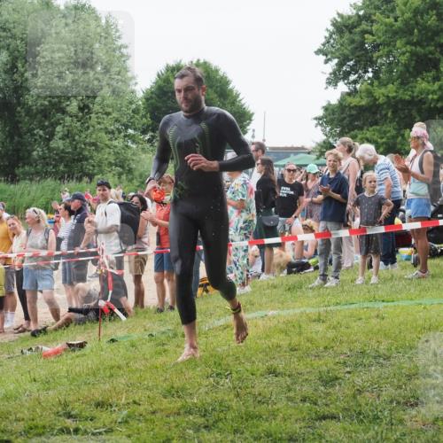 15.06.2025 - 27. Vierlanden-Triathlon KatJ http://msf.ph/oto/8021096 15.06.2025 10:51:10 Schwimmen 775 meine-sportfotos.de