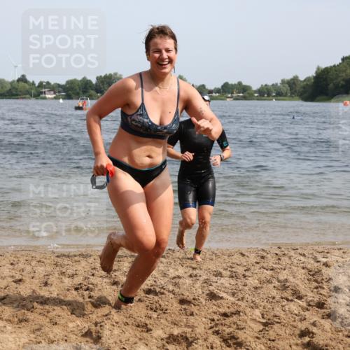 15.06.2025 - 27. Vierlanden-Triathlon Lena Gebhardt http://msf.ph/oto/8021100 15.06.2025 10:18:16 Schwimmen 495, 535, 568, 586 meine-sportfotos.de