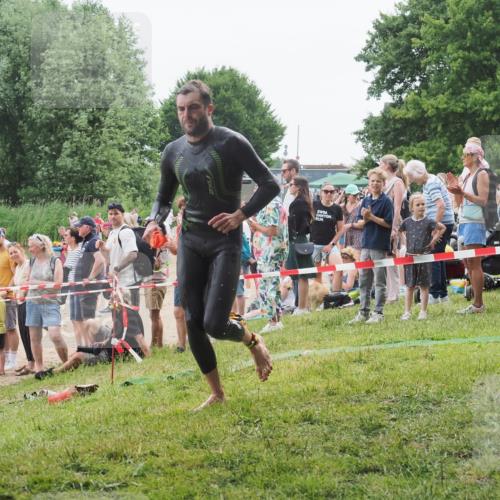 15.06.2025 - 27. Vierlanden-Triathlon KatJ http://msf.ph/oto/8021104 15.06.2025 10:51:10 Schwimmen 775 meine-sportfotos.de