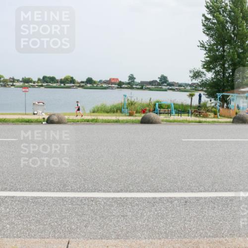 21.06.2025 - 27. Vierlanden-Triathlon H.Heesch http://msf.ph/oto/8021105 15.06.2025 12:04:32 Radfahren 725, 833 meine-sportfotos.de