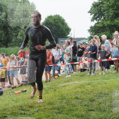 15.06.2025 - 27. Vierlanden-Triathlon KatJ http://msf.ph/oto/8021110 15.06.2025 10:51:10 Schwimmen 775 meine-sportfotos.de