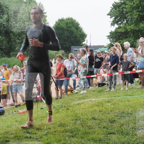 15.06.2025 - 27. Vierlanden-Triathlon KatJ http://msf.ph/oto/8021115 15.06.2025 10:51:10 Schwimmen 775 meine-sportfotos.de