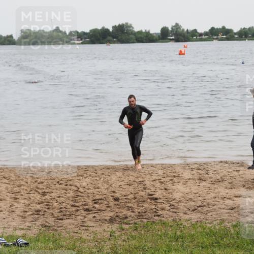 21.06.2025 - 27. Vierlanden-Triathlon MichiJ http://msf.ph/oto/8021117 15.06.2026 10:51:03 Schwimmen 775 meine-sportfotos.de