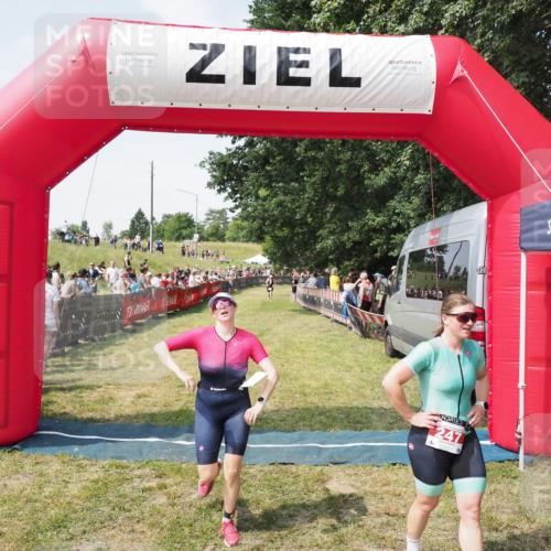 21.06.2025 - 27. Vierlanden-Triathlon MichiJ http://msf.ph/oto/8021121 15.06.2026 11:36:27 Ziel 247, 472 meine-sportfotos.de
