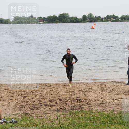 21.06.2025 - 27. Vierlanden-Triathlon MichiJ http://msf.ph/oto/8021122 15.06.2026 10:51:04 Schwimmen 775 meine-sportfotos.de