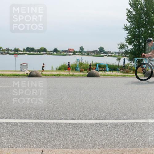 15.06.2025 - 27. Vierlanden-Triathlon H.Heesch http://msf.ph/oto/8021124 15.06.2025 11:16:34 Radfahren 45, 805, 953 meine-sportfotos.de