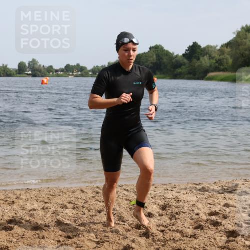 15.06.2025 - 27. Vierlanden-Triathlon Lena Gebhardt http://msf.ph/oto/8021128 15.06.2025 10:18:17 Schwimmen 495, 535, 568, 586 meine-sportfotos.de