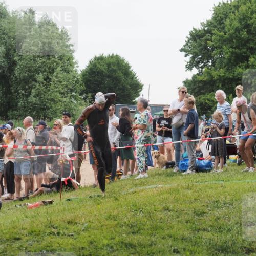 15.06.2025 - 27. Vierlanden-Triathlon KatJ http://msf.ph/oto/8021130 15.06.2025 10:51:42 Schwimmen 676 meine-sportfotos.de
