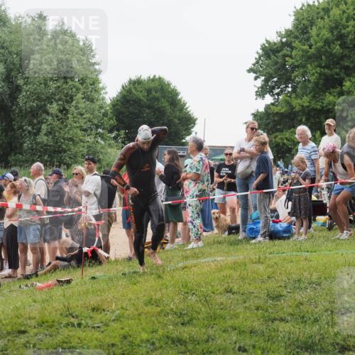 15.06.2025 - 27. Vierlanden-Triathlon KatJ http://msf.ph/oto/8021134 15.06.2025 10:51:42 Schwimmen 676 meine-sportfotos.de