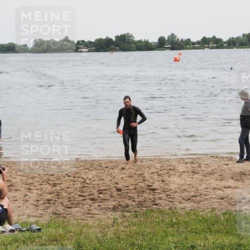 21.06.2025 - 27. Vierlanden-Triathlon MichiJ http://msf.ph/oto/8021142 15.06.2026 10:51:04 Schwimmen 775 meine-sportfotos.de
