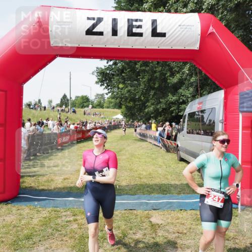 21.06.2025 - 27. Vierlanden-Triathlon MichiJ http://msf.ph/oto/8021147 15.06.2026 11:36:27 Ziel 247, 472 meine-sportfotos.de