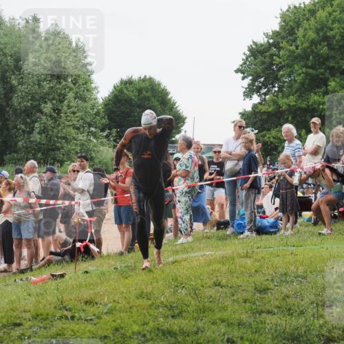 15.06.2025 - 27. Vierlanden-Triathlon KatJ http://msf.ph/oto/8021148 15.06.2025 10:51:42 Schwimmen 676 meine-sportfotos.de