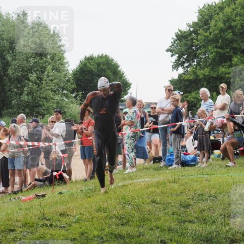 15.06.2025 - 27. Vierlanden-Triathlon KatJ http://msf.ph/oto/8021157 15.06.2025 10:51:42 Schwimmen 676 meine-sportfotos.de