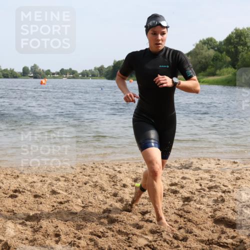 15.06.2025 - 27. Vierlanden-Triathlon Lena Gebhardt http://msf.ph/oto/8021161 15.06.2025 10:18:18 Schwimmen 495, 535, 568, 586 meine-sportfotos.de