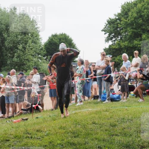 15.06.2025 - 27. Vierlanden-Triathlon KatJ http://msf.ph/oto/8021166 15.06.2025 10:51:43 Schwimmen 676 meine-sportfotos.de
