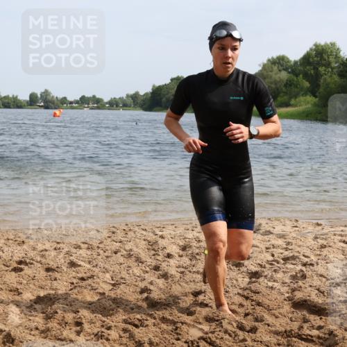 15.06.2025 - 27. Vierlanden-Triathlon Lena Gebhardt http://msf.ph/oto/8021171 15.06.2025 10:18:18 Schwimmen 495, 535, 568, 586 meine-sportfotos.de