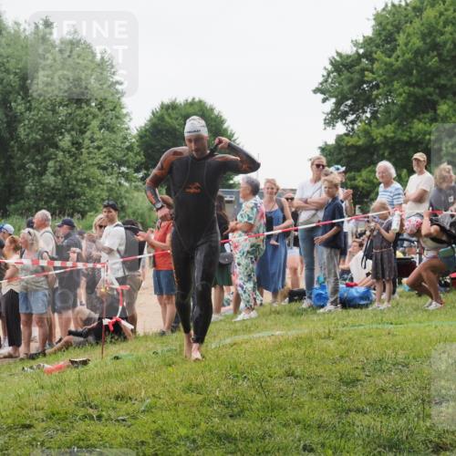 15.06.2025 - 27. Vierlanden-Triathlon KatJ http://msf.ph/oto/8021177 15.06.2025 10:51:43 Schwimmen 676 meine-sportfotos.de