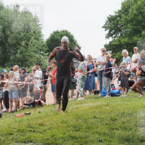 15.06.2025 - 27. Vierlanden-Triathlon KatJ http://msf.ph/oto/8021190 15.06.2025 10:51:43 Schwimmen 676 meine-sportfotos.de