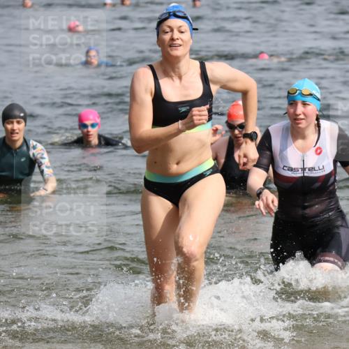 15.06.2025 - 27. Vierlanden-Triathlon Lena Gebhardt http://msf.ph/oto/8021192 15.06.2025 10:18:19 Schwimmen 495, 535, 568, 586 meine-sportfotos.de