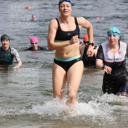15.06.2025 - 27. Vierlanden-Triathlon Lena Gebhardt http://msf.ph/oto/8021197 15.06.2025 10:18:19 Schwimmen 495, 535, 568, 586 meine-sportfotos.de