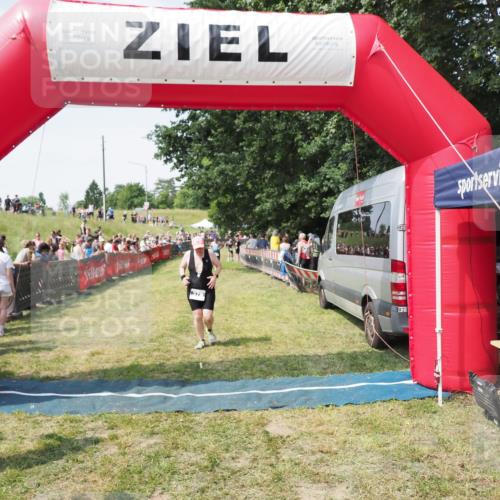 21.06.2025 - 27. Vierlanden-Triathlon MichiJ http://msf.ph/oto/8021202 15.06.2026 11:36:37 Ziel 379 meine-sportfotos.de