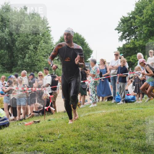 15.06.2025 - 27. Vierlanden-Triathlon KatJ http://msf.ph/oto/8021206 15.06.2025 10:51:43 Schwimmen 676 meine-sportfotos.de