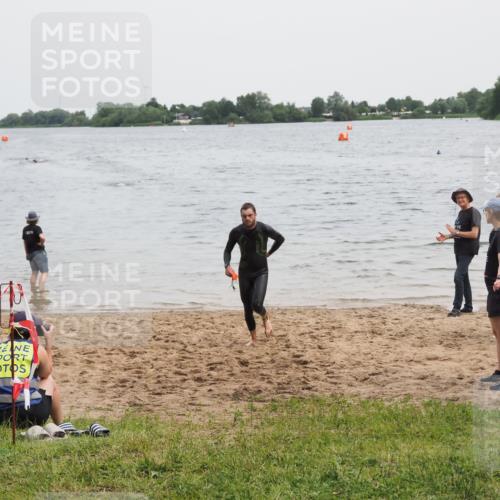 21.06.2025 - 27. Vierlanden-Triathlon MichiJ http://msf.ph/oto/8021210 15.06.2026 10:51:05 Schwimmen 775 meine-sportfotos.de