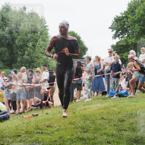 15.06.2025 - 27. Vierlanden-Triathlon KatJ http://msf.ph/oto/8021216 15.06.2025 10:51:43 Schwimmen 676 meine-sportfotos.de