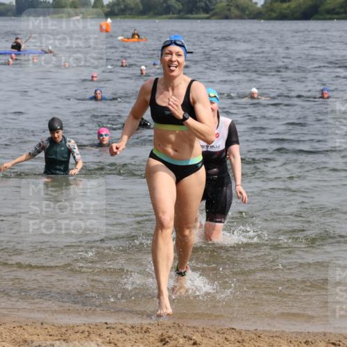15.06.2025 - 27. Vierlanden-Triathlon Lena Gebhardt http://msf.ph/oto/8021218 15.06.2025 10:18:21 Schwimmen 495, 533, 535, 568, 586, 621 meine-sportfotos.de