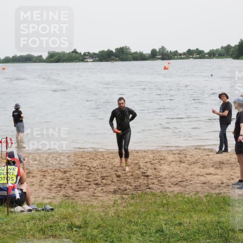 21.06.2025 - 27. Vierlanden-Triathlon MichiJ http://msf.ph/oto/8021221 15.06.2026 10:51:05 Schwimmen 775 meine-sportfotos.de