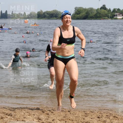 15.06.2025 - 27. Vierlanden-Triathlon Lena Gebhardt http://msf.ph/oto/8021230 15.06.2025 10:18:22 Schwimmen 495, 533, 535, 568, 586, 621, 628 meine-sportfotos.de