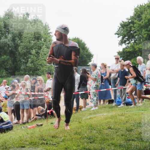 15.06.2025 - 27. Vierlanden-Triathlon KatJ http://msf.ph/oto/8021234 15.06.2025 10:51:44 Schwimmen 676 meine-sportfotos.de