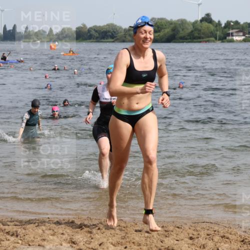 15.06.2025 - 27. Vierlanden-Triathlon Lena Gebhardt http://msf.ph/oto/8021237 15.06.2025 10:18:22 Schwimmen 495, 533, 535, 568, 586, 621, 628 meine-sportfotos.de