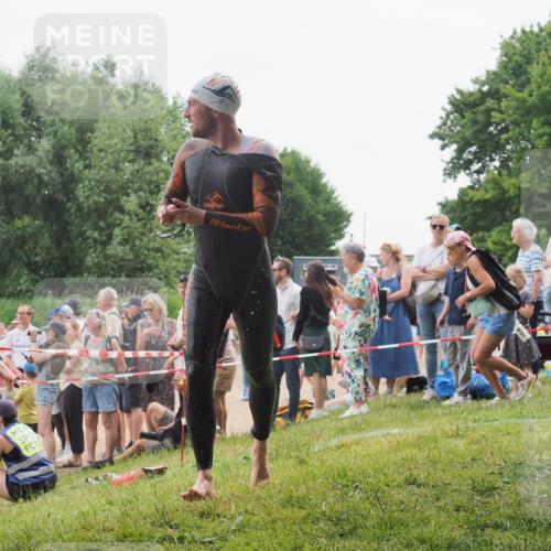 15.06.2025 - 27. Vierlanden-Triathlon KatJ http://msf.ph/oto/8021245 15.06.2025 10:51:44 Schwimmen 676 meine-sportfotos.de