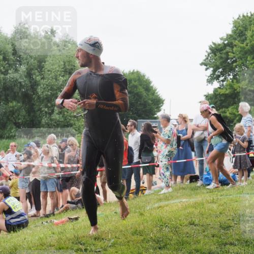 15.06.2025 - 27. Vierlanden-Triathlon KatJ http://msf.ph/oto/8021253 15.06.2025 10:51:44 Schwimmen 676 meine-sportfotos.de