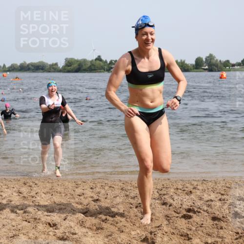 15.06.2025 - 27. Vierlanden-Triathlon Lena Gebhardt http://msf.ph/oto/8021257 15.06.2025 10:18:23 Schwimmen 495, 533, 535, 568, 586, 621, 628 meine-sportfotos.de