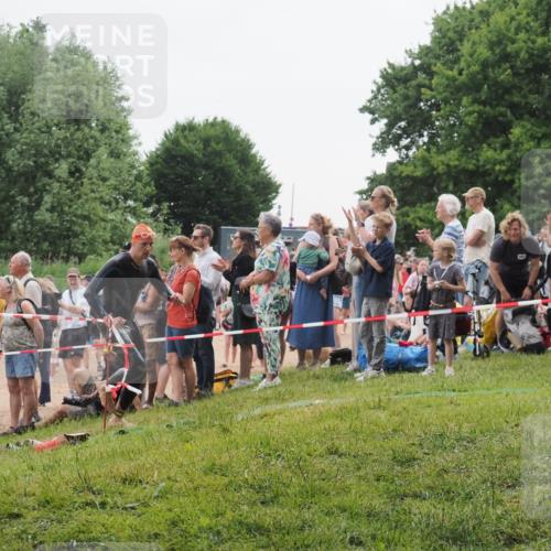 15.06.2025 - 27. Vierlanden-Triathlon KatJ http://msf.ph/oto/8021261 15.06.2025 10:52:14 Schwimmen 652, 693 meine-sportfotos.de