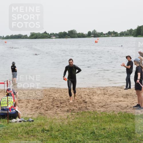 21.06.2025 - 27. Vierlanden-Triathlon MichiJ http://msf.ph/oto/8021265 15.06.2026 10:51:05 Schwimmen 775 meine-sportfotos.de