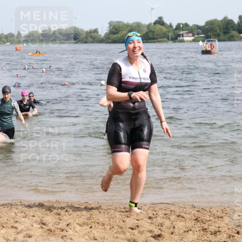 15.06.2025 - 27. Vierlanden-Triathlon Lena Gebhardt http://msf.ph/oto/8021272 15.06.2025 10:18:24 Schwimmen 495, 533, 535, 568, 586, 621, 628 meine-sportfotos.de